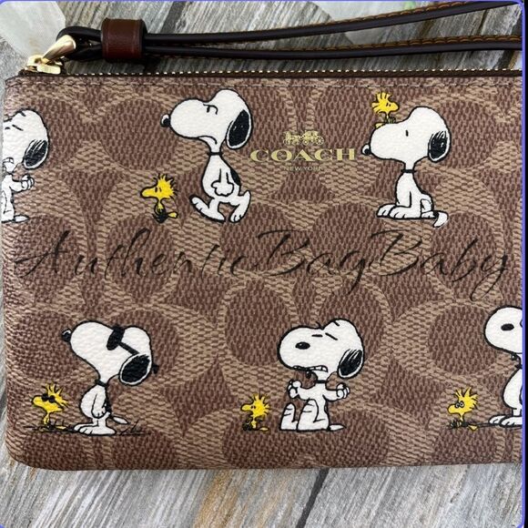Coach X Peanuts Corner Zip Wristlet In Signature Canvas With Snoopy Print Wallet - Picture 3 of 11